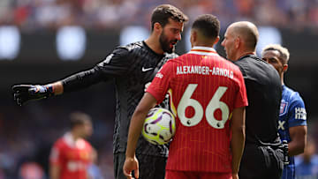 O goleiro Alisson segue como titular absoluto no Liverpool