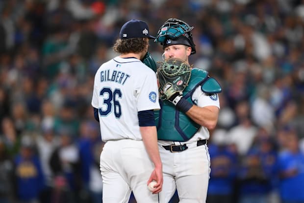 El receptor de los Mariners de Seattle, Cal Rally Rallye, habla con Logan Gilbert durante la undécima entrada.