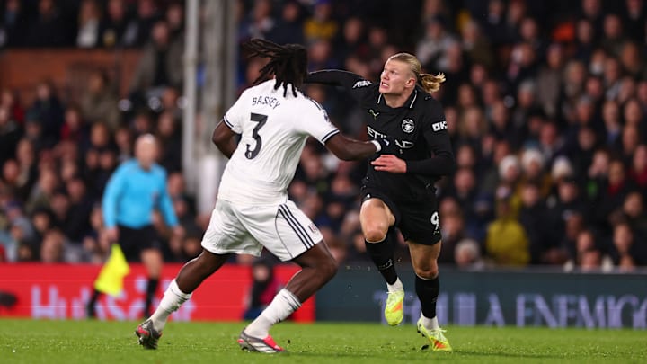 Manchester City segue à caça do líder Arsenal