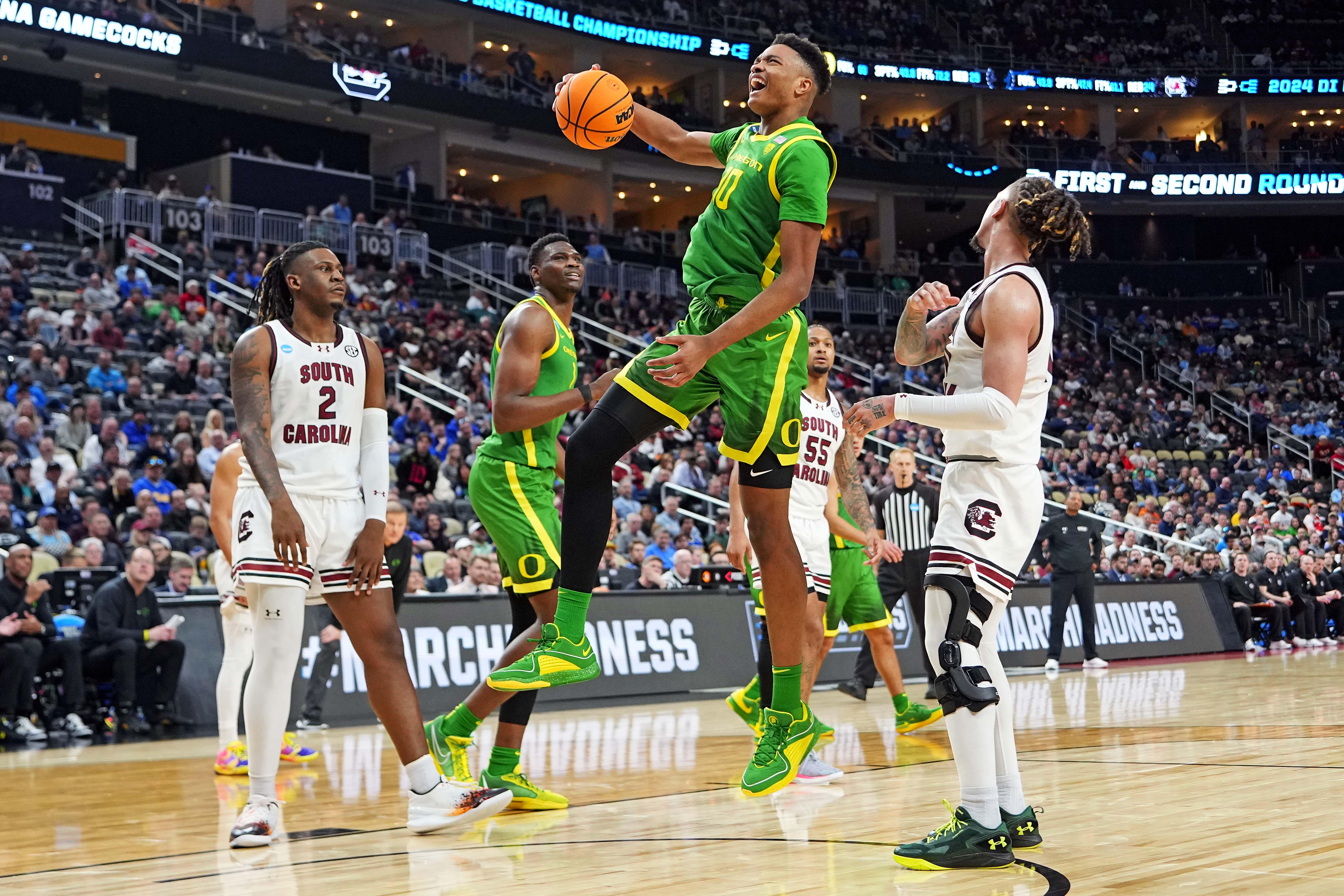 Oregon Ducks forward Kwame Evans Jr. grabs a rebound.