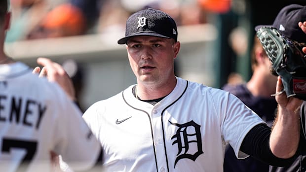 Detroit Tigers'ı arayan Tarık Scubal (29) sığınakta beşlik çakan bir takım arkadaşı