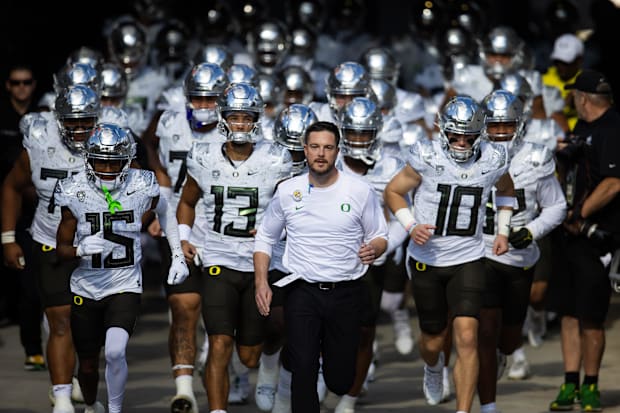 Oregon Ducks head coach Dan Lanning against the Arizona State Sun Devils at Mountain America Stadium. Mandatory Credit: Mark 