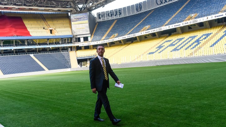 Ali Koç, Ülker Stadı'nda ilerliyor. Ali Koç, Ülker Stadı'nda ilerliyor.