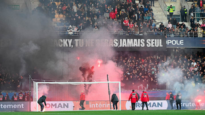 Le match entre Montpellier et l'ASSE est arrêté. Le match entre Montpellier et l'ASSE est arrêté.