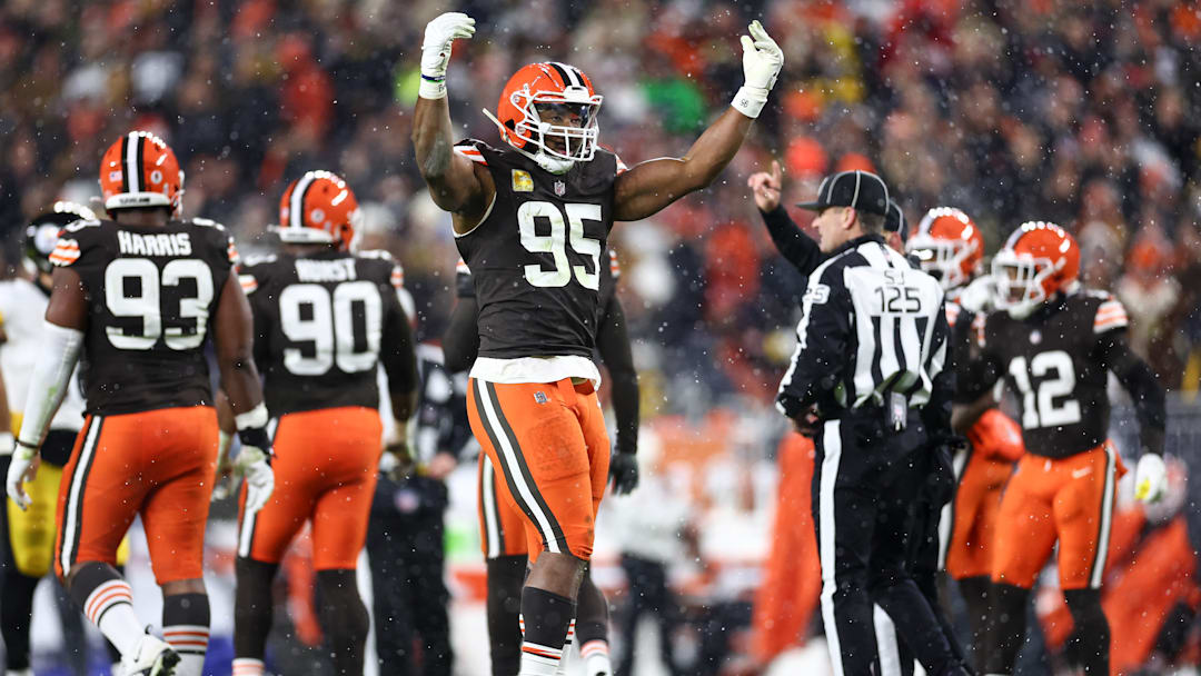 Pittsburgh Steelers v Cleveland Browns