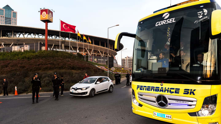 Fenerbahçe otobüsü stada geliyor.
