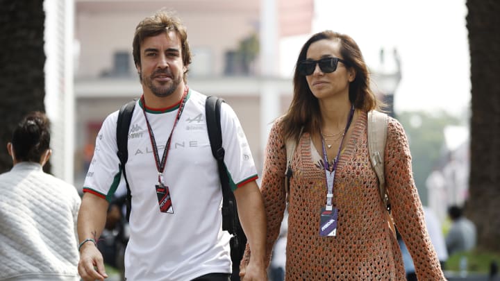 Fernando Alonso y Andrea Schlager van juntos a todos los eventos del piloto
