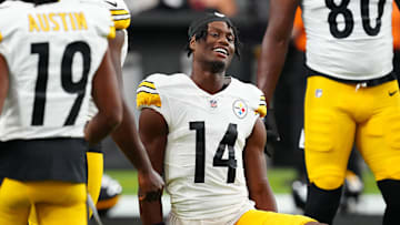 Pittsburgh Steelers wide receiver George Pickens warms up before the start of a game against the Las Vegas Raiders.