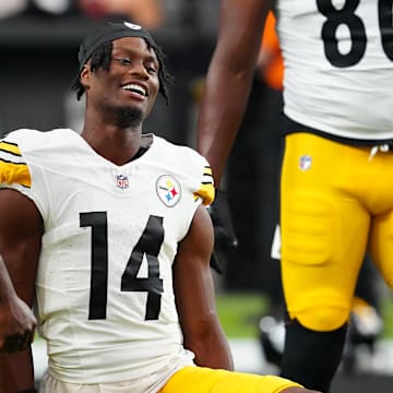 Pittsburgh Steelers wide receiver George Pickens warms up before the start of a game against the Las Vegas Raiders.