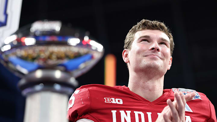 Mendoza, una vez rechazado por la Universidad de Miami, regresa a su ciudad natal como el quarterback titular de Indiana en la final del College Football Playoff.