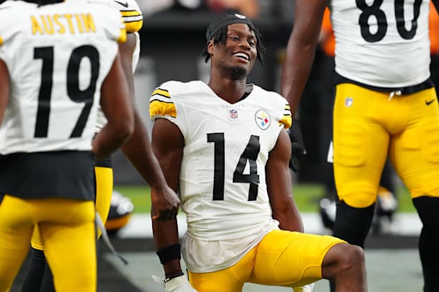 Pittsburgh Steelers wide receiver George Pickens warms up before the start of a game against the Las Vegas Raiders.