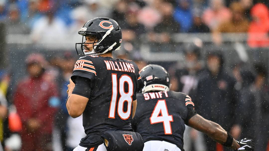 Chicago Bears QB Caleb Williams drops back against the Minnesota Vikings.  Mandatory Credit: Patrick Gorski-Imagn Images