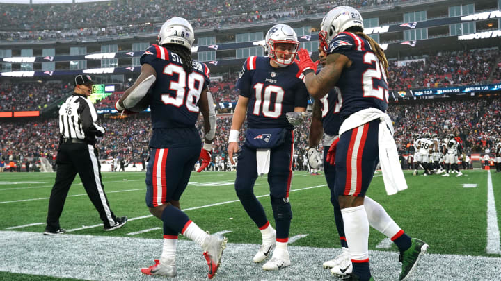 The New England Patriots have a very slim chance to regain the No. 1 seed in the AFC but have to beat the Dolphins first. 
