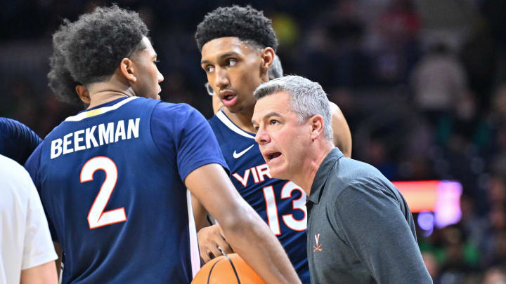 Tony Bennett instructs Reece Beekman and Ryan Dunn during the Virginia men's basketball game at Notre Dame.