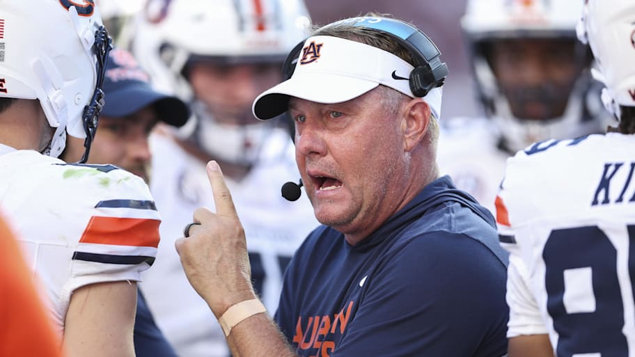 Auburn Tigers head coach Hugh Freeze talks with players.