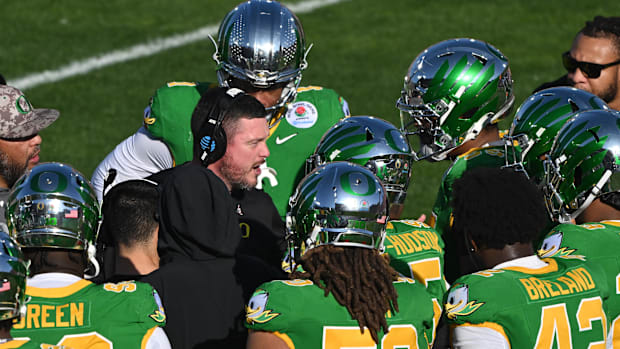 Dan Lanning coaches Oregon during the Rose Bow