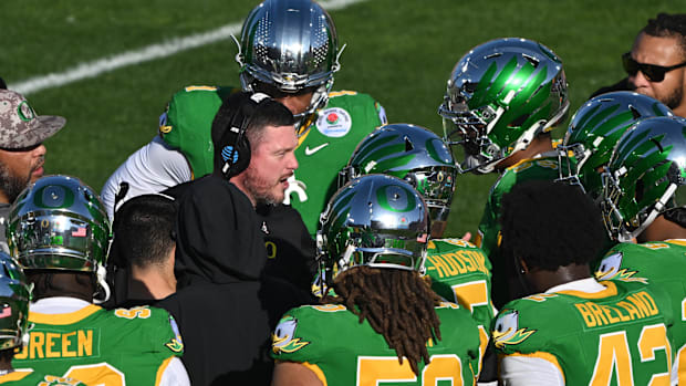 Oregon Ducks head coach Dan Lanning during a timeout in the first quarter against the Ohio State Buckeyes at Rose Bowl Stadiu