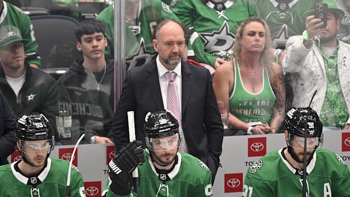Pete DeBoer coaches a Stars playoff game against the Jets.
