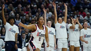 The UConn Huskies leader Sarah Strong (21)