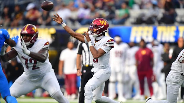 Jayden Daniels throws a pass