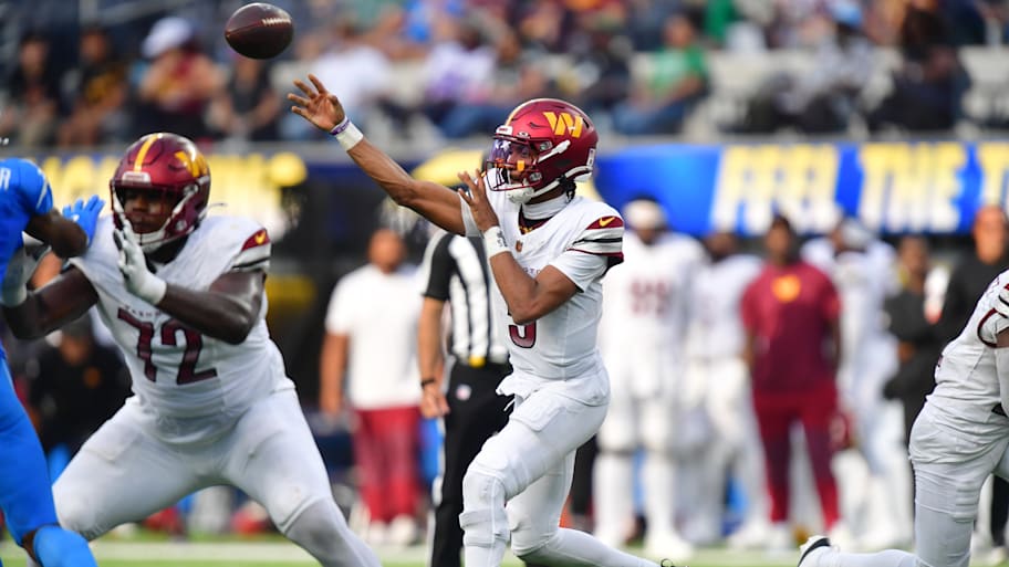 Jayden Daniels throws a pass