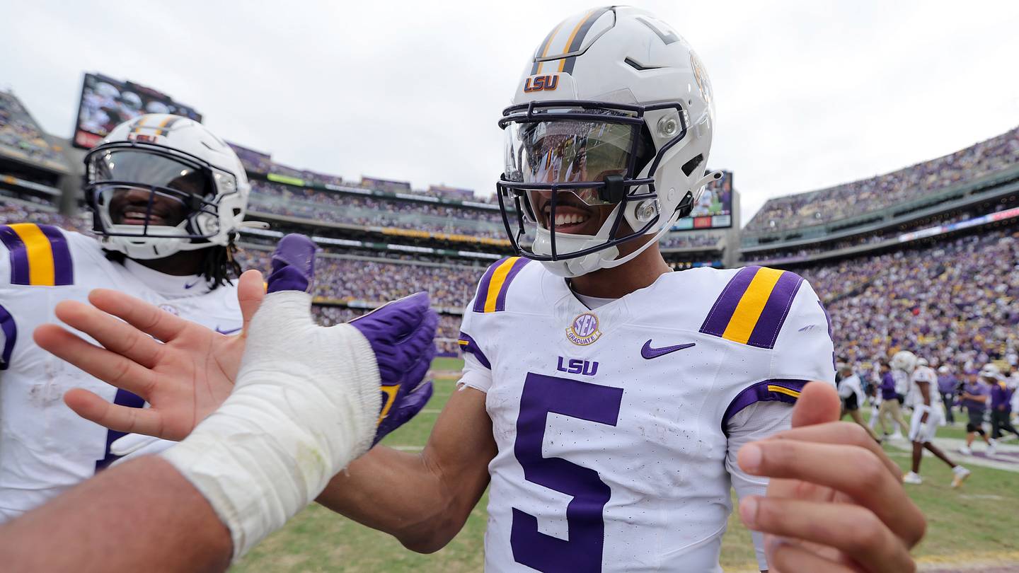 Jayden Daniels ensures elbow is fine after photo goes viral ahead of NFL Draft - Vimarsana News