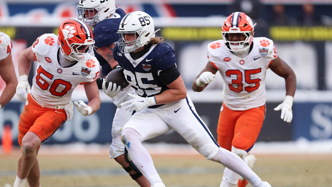 Dec 27, 2025; Bronx, NY, USA; Penn State Nittany Lions tight end Luke Reynolds (85) gains yards after catch as Clemson Tigers linebacker Fletcher Cothran (50) and linebacker Jeremiah Alexander (35) pursue during the second half of the 2025 Pinstripe Bowl at Yankee Stadium. Mandatory Credit: Vincent Carchietta-Imagn Images