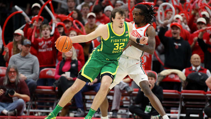 Jan 9, 2025; Columbus, Ohio, USA;  Oregon Ducks center Nate Bittle (32) backs down Ohio State Buckeyes forward Aaron Bradshaw (4) during the second half at Value City Arena.