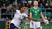 La France l'emporte 3 buts à 0 face à l'Irlande grâce notamment à un doublé de Lakrar
