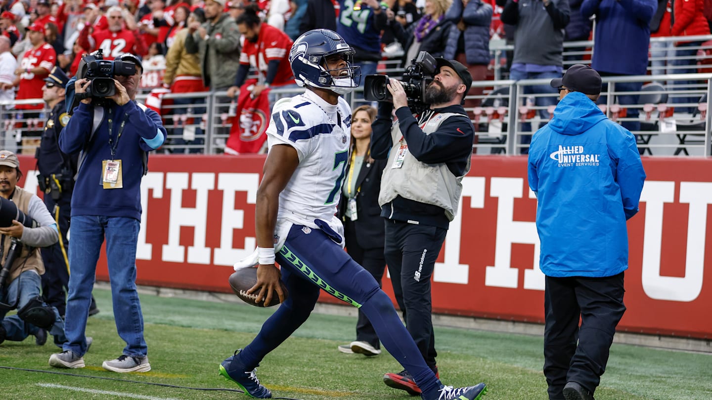 吉諾史密斯 (Geno Smith) 在海鷹隊戰勝 49 人隊的比賽中發揮了他內心的斯蒂芬庫裡 (Steph Curry) 的作用