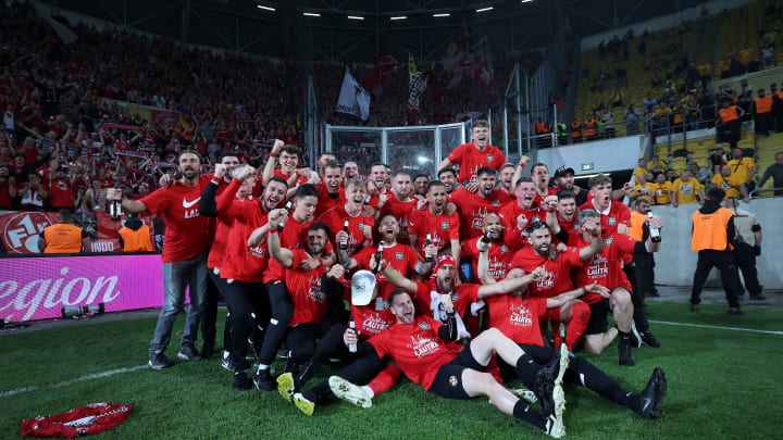 Der 1. FC Kaiserslautern feiert den Aufstieg in die 2. Liga nach dem gewonnenen Relegationsspiel in Dresden