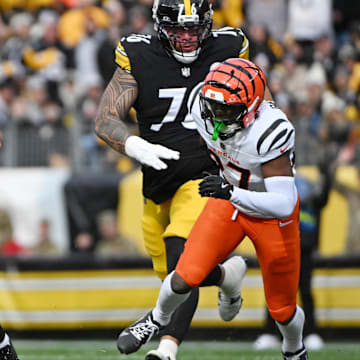Nov 16, 2025; Pittsburgh, Pennsylvania, USA; Pittsburgh Steelers running back Jaylen Warren (30) runs with the ball against the Cincinnati Bengals during the first half at Acrisure Stadium. Mandatory Credit: Barry Reeger-Imagn Images