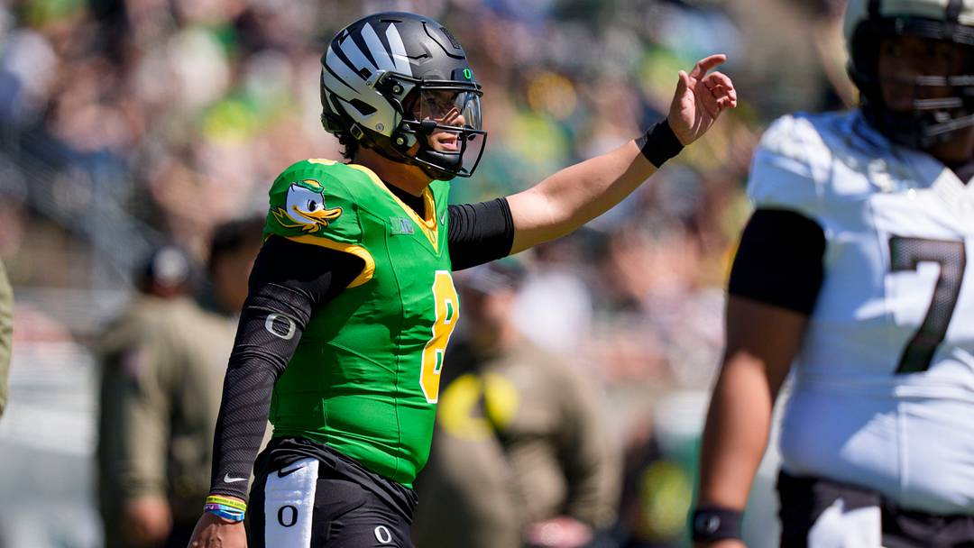 Fighting Ducks quarterback Dylan Raiola warms up during the Oregon Ducks annual spring game on April 25, 2026 at Autzen Stadium in Eugene, Oregon.