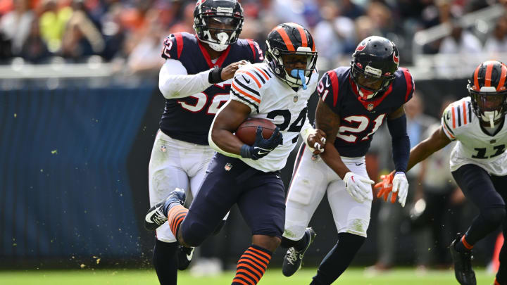  Bears running back Khalil Herbert outruns former Texans defensive lineman Jonathan Greenard (52) and DB  Steve Nelson (21).