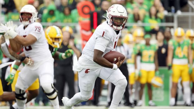 Washington State Cougars quarterback Cameron Ward (1) runs the ball during the first half against the Oregon Ducks at Autzen 