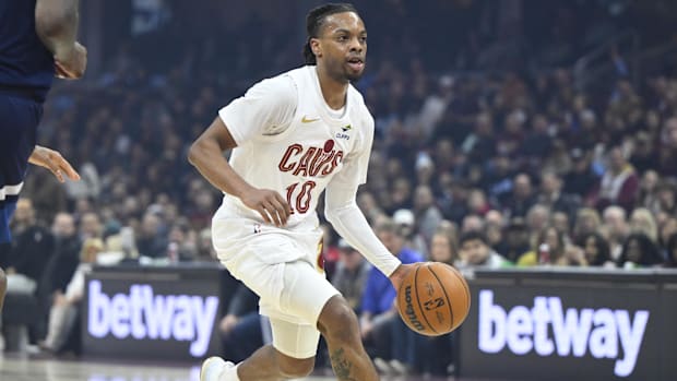 Darius Garland (10) dribbles the ball