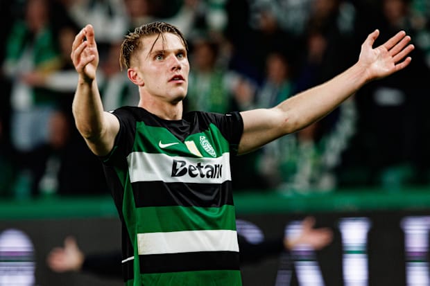 Viktor Gyökeres accepting acclaim from Sporting CP fans.