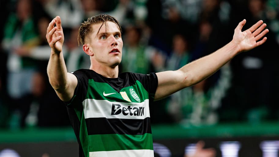 Viktor Gyökeres accepting acclaim from Sporting CP fans.