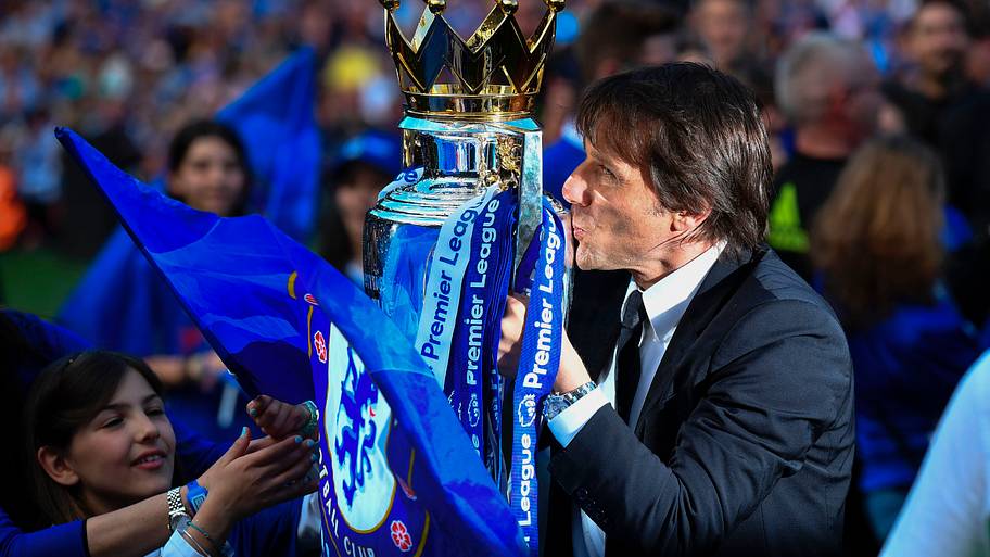 Antonio Conte kissing the trophy.
