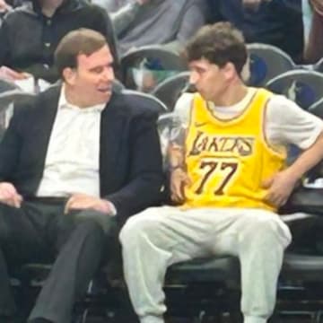 Dumont (left) had a pleasant conversation with a Mavericks fan wearing a Luka Dončić jersey during Dallas‘s 116-114 loss Monday. 