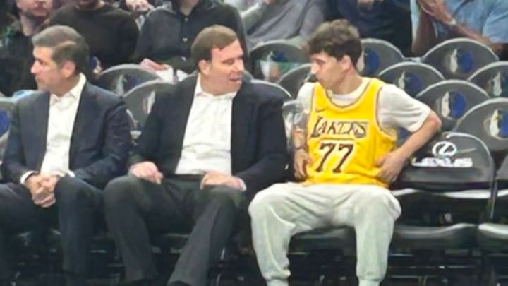 Dumont (left) had a pleasant conversation with a Mavericks fan wearing a Luka Dončić jersey during Dallas‘s 116-114 loss Monday. 