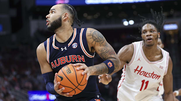 Auburn forward Johni Broome drives to the basket as Houston forward Joseph Tugler defends. 