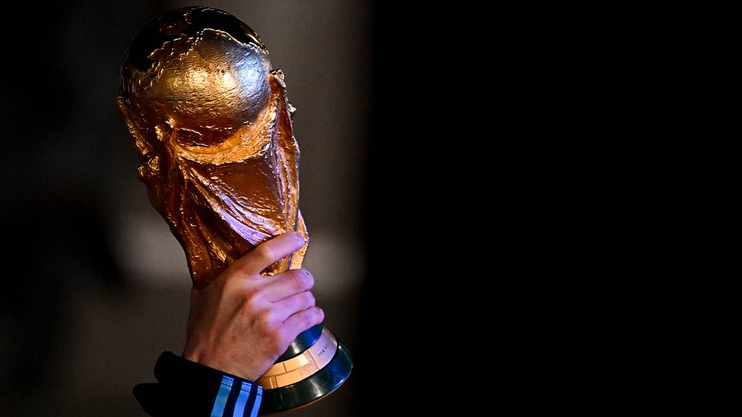 TOPSHOT-ARGENTINA-FBL-WC-2022-ARRIVAL