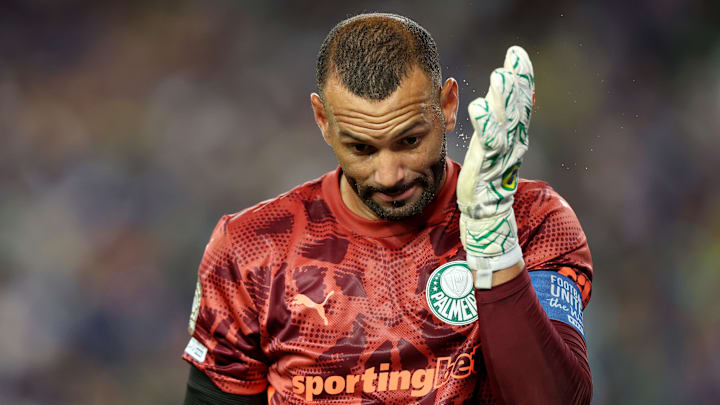 Goleiro se recupera de fissura em osso da mão Goleiro se recupera de fissura em osso da mão