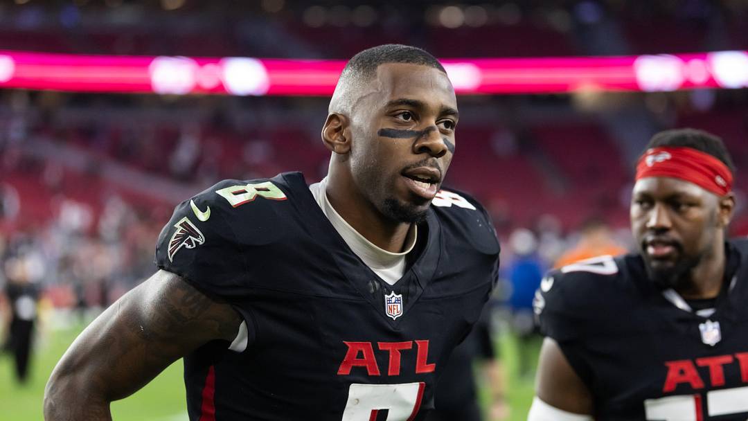 Dec 21, 2025; Glendale, Arizona, USA; Atlanta Falcons tight end Kyle Pitts Sr. (8) against the Arizona Cardinals at State Farm Stadium. Mandatory Credit: Mark J. Rebilas-Imagn Images