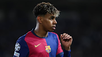 Lamine Yamal est titulaire encore avec le Barça.