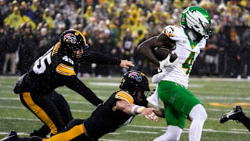 Malik Benson caught a pair of clutch passes on Oregon's final drive, including a 22-yard laser over the shoulder of the defender, an incredible throw and catch.