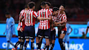 Los futbolistas de Chivas festejan uno de los goles vs Pachuca