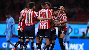 Los futbolistas de Chivas festejan uno de los goles vs Pachuca
