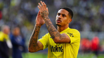 Jayden Oosterwolde tribünleri alkışlıyor.